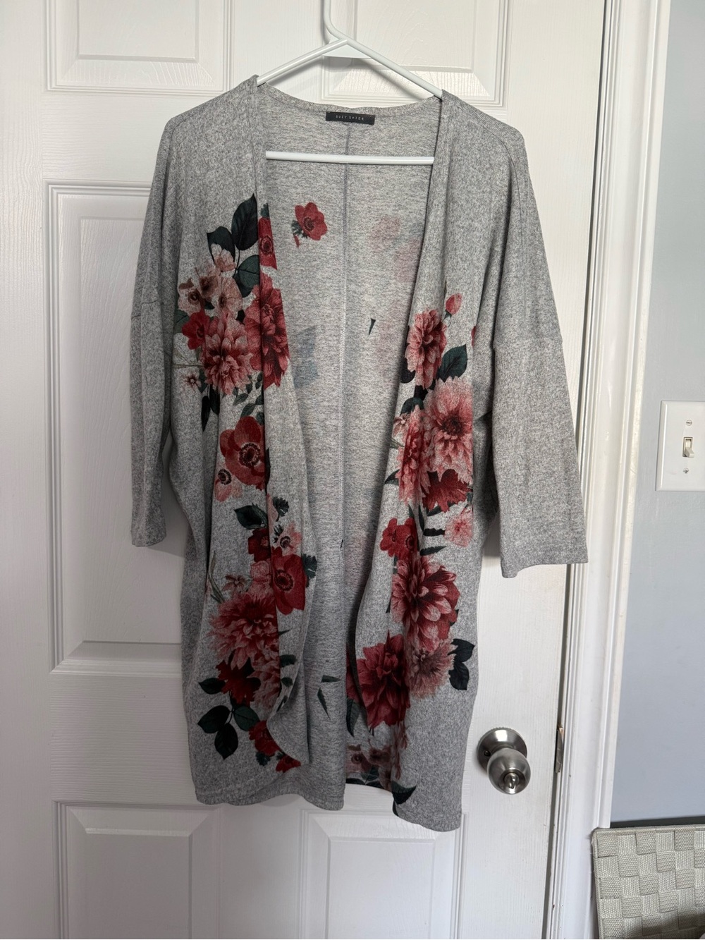 Suzy Shier Heather Gray Open-Front Cardigan with Red Floral Print